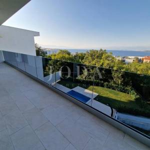 Ekskluzivni penthouse s bazenom i fantastičnim pogledom na more