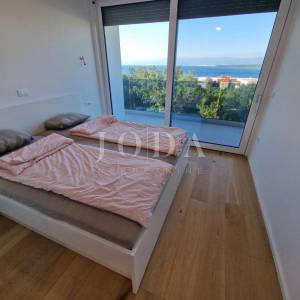 Ekskluzivni penthouse s bazenom i fantastičnim pogledom na more