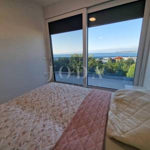 Ekskluzivni penthouse s bazenom i fantastičnim pogledom na more