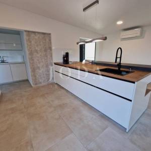 Ekskluzivni penthouse s bazenom i fantastičnim pogledom na more