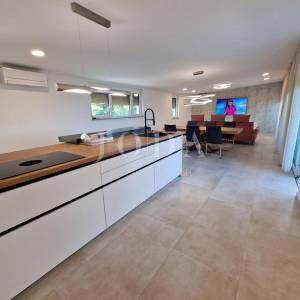 Ekskluzivni penthouse s bazenom i fantastičnim pogledom na more