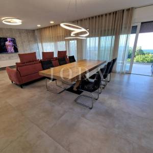 Ekskluzivni penthouse s bazenom i fantastičnim pogledom na more