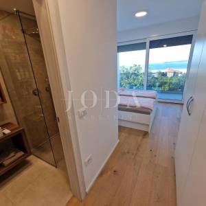 Ekskluzivni penthouse s bazenom i fantastičnim pogledom na more