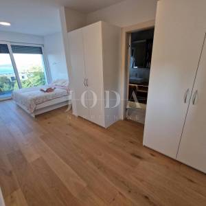 Ekskluzivni penthouse s bazenom i fantastičnim pogledom na more