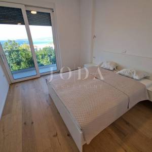 Ekskluzivni penthouse s bazenom i fantastičnim pogledom na more