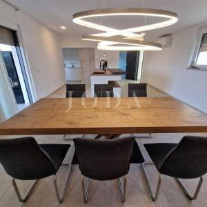 Ekskluzivni penthouse s bazenom i fantastičnim pogledom na more
