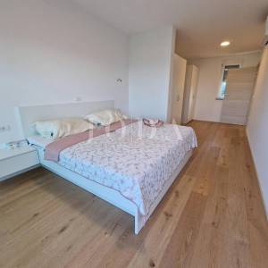 Ekskluzivni penthouse s bazenom i fantastičnim pogledom na more