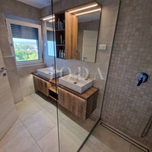 Ekskluzivni penthouse s bazenom i fantastičnim pogledom na more