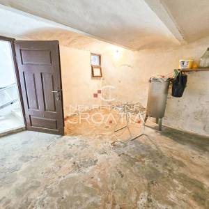 EKSKLUZIVNO: KUĆA NA ODLIČNOJ LOKACIJI!