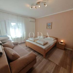 Etaža kuće s okućnicom 150m od mora