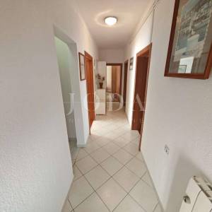 Etaža kuće s okućnicom 150m od mora