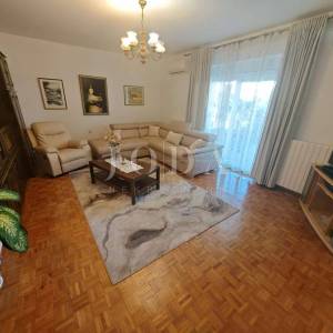 Etaža kuće s okućnicom 150m od mora