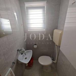 Etaža kuće s okućnicom 150m od mora