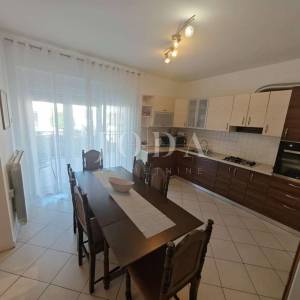 Etaža kuće s okućnicom 150m od mora