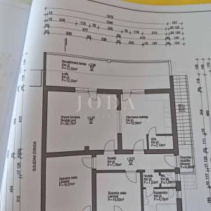 Etaža kuće s okućnicom 150m od mora
