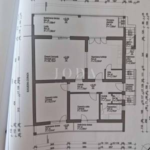 Etaža kuće s okućnicom 150m od mora