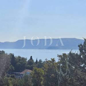 Etaža kuće s okućnicom 150m od mora