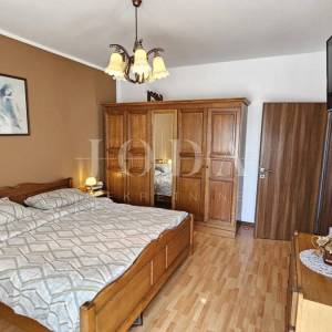 Etaža kuće s okućnicom 150m od mora