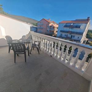 Etaža sa dva stana 200m od mora