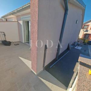 Etaža sa dva stana 200m od mora