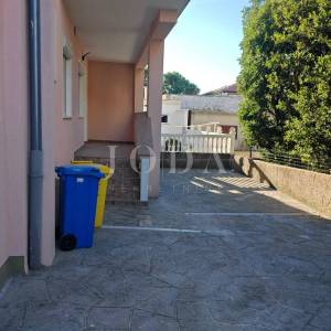 Etaža sa dva stana 200m od mora