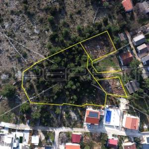  Građevinsko zemljište sa borovom šumom u centru Starigrada, 425m2 
