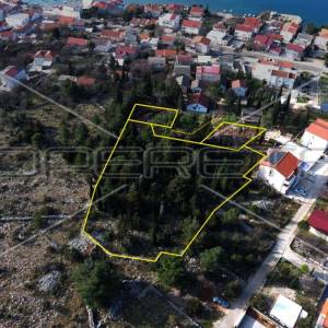 Građevinsko zemljište sa borovom šumom u centru Starigrada, 402m2 
