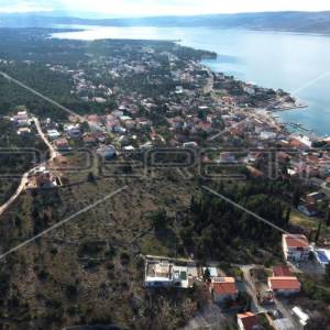 Građevinsko zemljište sa borovom šumom u centru Starigrada, 402m2 
