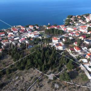 Građevinsko zemljište sa borovom šumom u centru Starigrada, 402m2 
