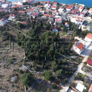 Građevinsko zemljište sa borovom šumom u centru Starigrada, 402m2 
