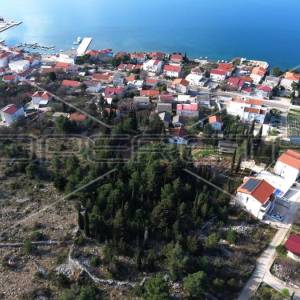 Građevinsko zemljište sa borovom šumom u centru Starigrada, 4081m2 
