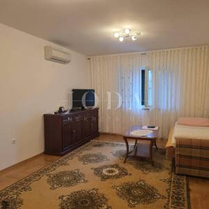 Grižane, dvije kamene kuće sa okućnicom