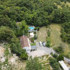 Grižane imanje sa dvije kamene kuće i zemljištem