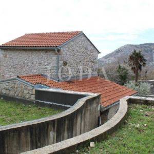 Grižane, kamena kuća sa okućnicom 1200m2