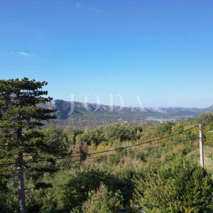 Grižane kamena starina sa pogledom na jezero