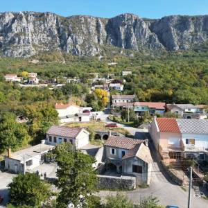 Grižane kamena starina sa pogledom na jezero