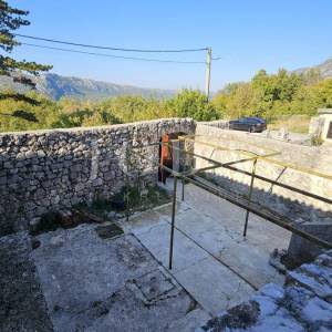 Grižane kamena starina sa pogledom na jezero