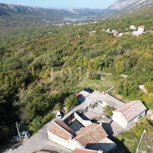Grižane kamena starina sa pogledom na jezero