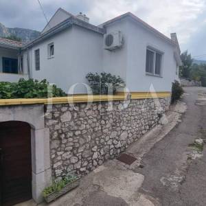 Grižane, kuća u nizu