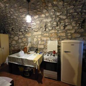 Grižane, obnovljena kamena kuća sa okućnicom