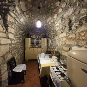 Grižane, obnovljena kamena kuća sa okućnicom