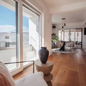 Hrvatska, Šibenik, Vodice (Tribunj) – moderan stan na 1. katu s 4 spavaće sobe, 2 terase i 3 parkirna mjesta, 137,91 m²