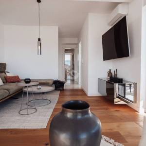 Hrvatska, Šibenik, Vodice (Tribunj) – moderan stan na 1. katu s 4 spavaće sobe, 2 terase i 3 parkirna mjesta, 137,91 m²