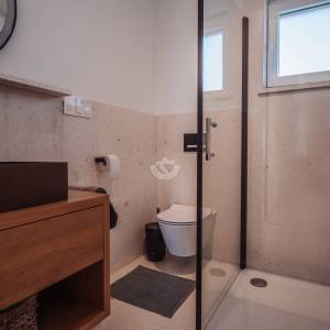 Hrvatska, Šibenik, Vodice (Tribunj) – moderan stan na 1. katu s 4 spavaće sobe, 2 terase i 3 parkirna mjesta, 137,91 m²