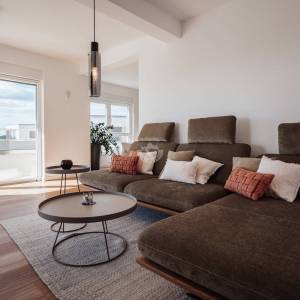 Hrvatska, Šibenik, Vodice (Tribunj) – moderan stan na 1. katu s 4 spavaće sobe, 2 terase i 3 parkirna mjesta, 137,91 m²