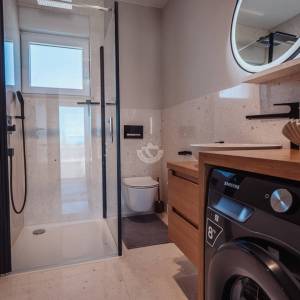 Hrvatska, Šibenik, Vodice (Tribunj) – penthouse stan s pogledom na more, 130 m² površine, dvije terase, moderna arhitektura...