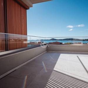 Hrvatska, Šibenik, Vodice (Tribunj) – penthouse stan s pogledom na more, 130 m² površine, dvije terase, moderna arhitektura...