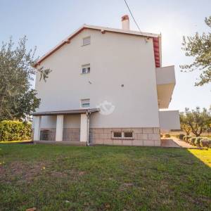 Hrvatska, Zadar, Briševo – Dvojnica s velikom okućnicom i dva stana, mirna lokacija, 1.216 m²