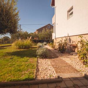 Hrvatska, Zadar, Briševo – Dvojnica s velikom okućnicom i dva stana, mirna lokacija, 1.216 m²