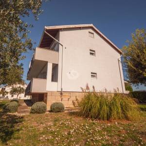 Hrvatska, Zadar, Briševo – Dvojnica s velikom okućnicom i dva stana, mirna lokacija, 1.216 m²